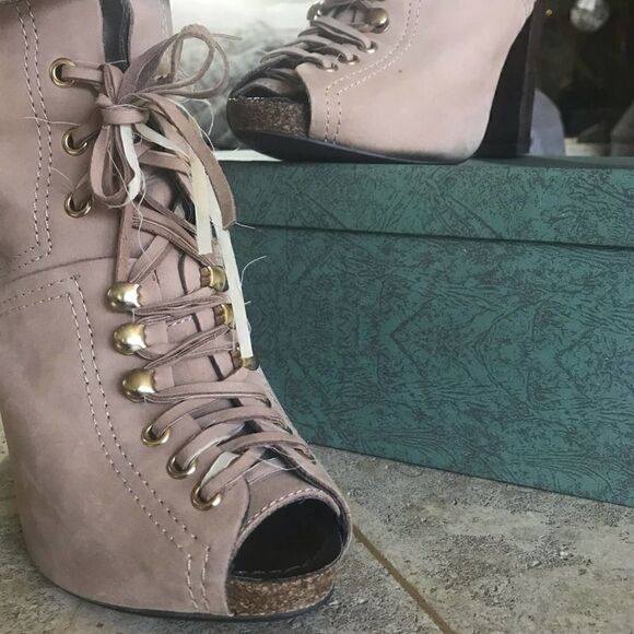 APEPAZZA Suede Combat Bootie| APEPAZZA Tan Leather Peep Toe Combat Boot | Size 7 - Picture 4 of 11